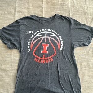 Men’s Small Illinois 2021 Big 10 Basketball Champions Gray T-Shirt